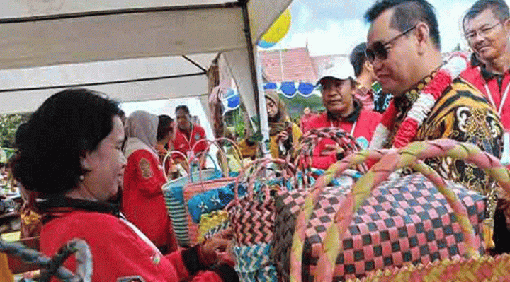 Bupati Kotawaringin Timur Halikinnor berada di stand tas anyaman SMAN 4 Sampit, Kamis, 20 Juni 2024.