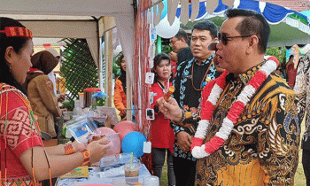 Bupati Kotawaringin Timur Halikinnor dan Kepala Disdik Kotim M Irfansyah mengunjungi stand P5 SMAN 4 Sampit, Kamis, 20 Juni 2024.