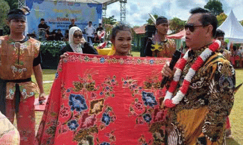 Bupati Kotawaringin Timur Halikinnor mendatangi penari di SMAN 4 Sampit, Kamis, 20 Juni 2024.