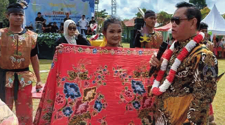 Bupati Kotawaringin Timur Halikinnor mendatangi penari di SMAN 4 Sampit, Kamis, 20 Juni 2024.