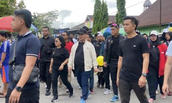 Bupati Kotim Halikinnor bersama dengan, Wabup Kotim, Ketua DPRD Kotim saat jalan sehat bersama di Taman Kota Sampit, Minggu, 2 Juni 2024.