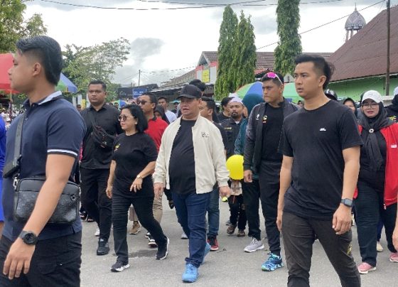 Bupati Kotim Halikinnor bersama dengan, Wabup Kotim, Ketua DPRD Kotim saat jalan sehat bersama di Taman Kota Sampit, Minggu, 2 Juni 2024.