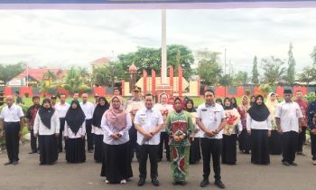 Bupati Kotim Halikinnor beserta jajaran saat berfoto bersama dengan pegawai yang akan purnatugas, Rabu, 19 Juni 2024