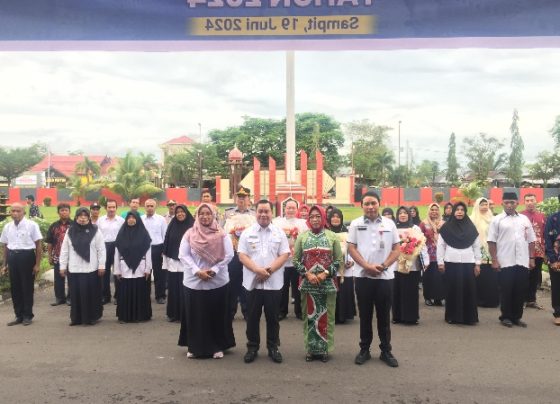 Bupati Kotim Halikinnor beserta jajaran saat berfoto bersama dengan pegawai yang akan purnatugas, Rabu, 19 Juni 2024