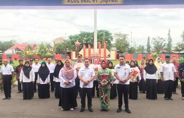 Bupati Kotim Halikinnor beserta jajaran saat berfoto bersama dengan pegawai yang akan purnatugas, Rabu, 19 Juni 2024