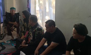Bupati Kotim Halikinnor didampingi Kepala Dinas Kesehatan dan Lurah Baamang Hilir saat menyerahkan bantuan, Kamis, 27 Juni 2024