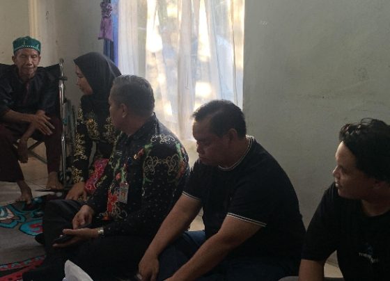 Bupati Kotim Halikinnor didampingi Kepala Dinas Kesehatan dan Lurah Baamang Hilir saat menyerahkan bantuan, Kamis, 27 Juni 2024