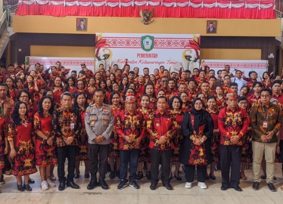 Bupati Kotim Halikinnor didampingi jajaran dan Ketua LPPD Diana saat befoto bersama dengan Kontingen Pesparawi Kotim, Kamis, 27 Juni 2024