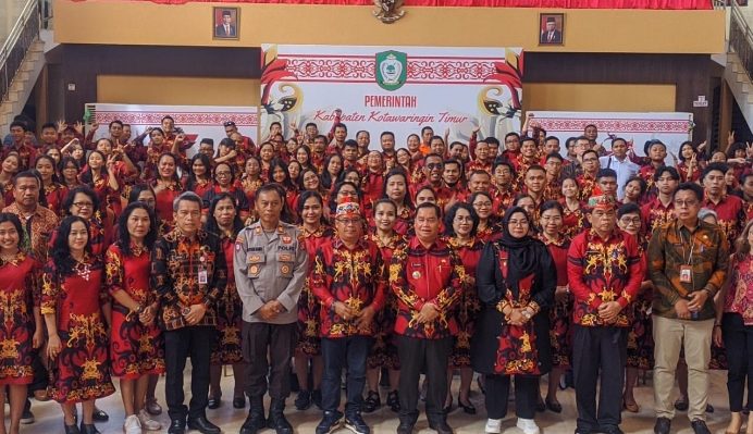 Bupati Kotim Halikinnor didampingi jajaran dan Ketua LPPD Diana saat befoto bersama dengan Kontingen Pesparawi Kotim, Kamis, 27 Juni 2024