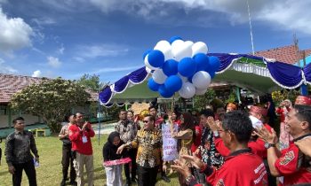 Bupati Kotim Halikinnor melepaskan balon ke udara tanda dibukanya Panen Karya P5 SMAN 4 Sampit, Kamis, 20 Juni 2024.