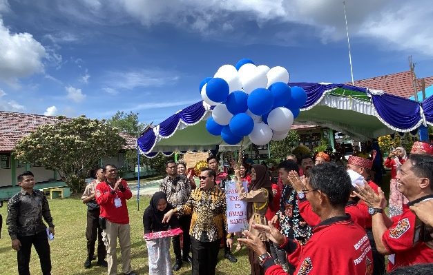 Bupati Kotim Halikinnor melepaskan balon ke udara tanda dibukanya Panen Karya P5 SMAN 4 Sampit, Kamis, 20 Juni 2024.