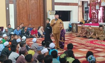 Bupati Kotim Halikinnor saat berbincang bincang dengan anak anak peserta sunat massal, Senin, 24 Juni 2024