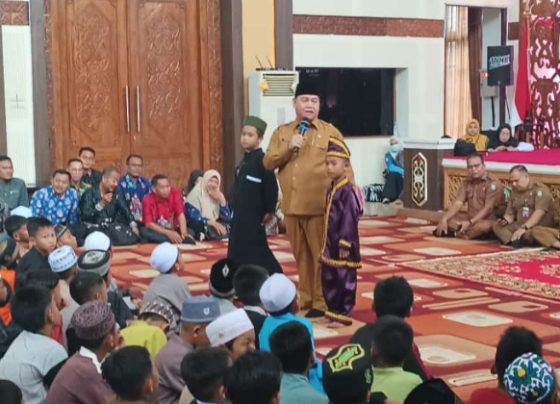 Bupati Kotim Halikinnor saat berbincang bincang dengan anak anak peserta sunat massal, Senin, 24 Juni 2024