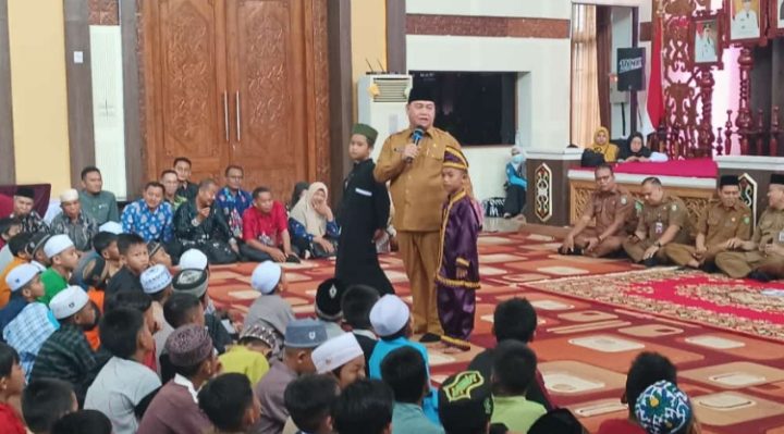 Bupati Kotim Halikinnor saat berbincang bincang dengan anak anak peserta sunat massal, Senin, 24 Juni 2024