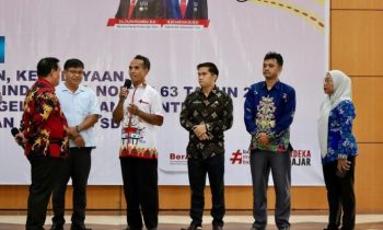 Bupati Kotim Halikinnor saat berbincang bincang dengan seorang guru yang bertugas di Pelosok Kotim.