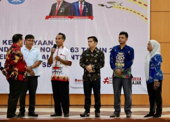 Bupati Kotim Halikinnor saat berbincang bincang dengan seorang guru yang bertugas di Pelosok Kotim.