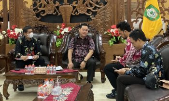 Bupati Kotim Halikinnor saat berbincang dengan Manager PLN UP3 Kobar di rumah jabatan, Jumat, 21 Juni 2024