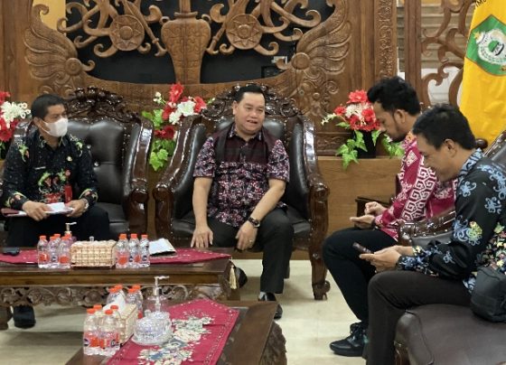 Bupati Kotim Halikinnor saat berbincang dengan Manager PLN UP3 Kobar di rumah jabatan, Jumat, 21 Juni 2024