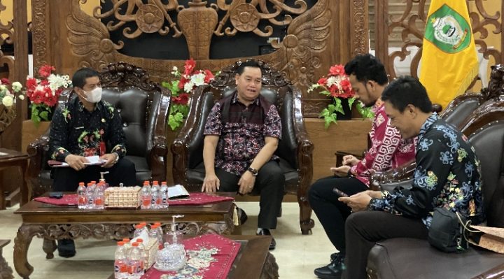 Bupati Kotim Halikinnor saat berbincang dengan Manager PLN UP3 Kobar di rumah jabatan, Jumat, 21 Juni 2024