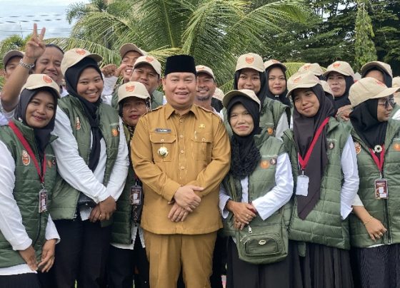 Bupati Kotim Halikinnor saat berfoto bersama dengan Pantarlih Kecamatan Baamang dan MB Ketapang, Senin, 24 Juni 2024