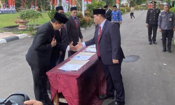 Bupati Kotim Halikinnor saat berjabat tangan dengan sejumlah pejabat setelah upacara bendera beberapa waktu lalu.