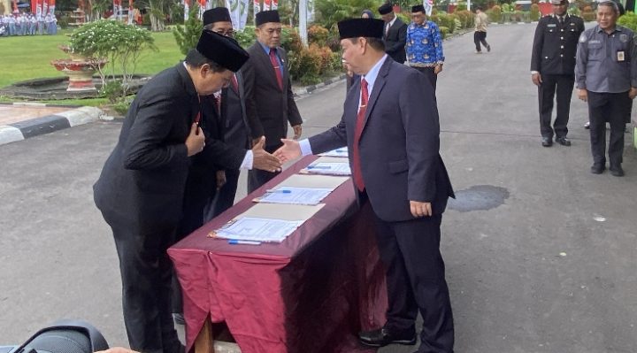 Bupati Kotim Halikinnor saat berjabat tangan dengan sejumlah pejabat setelah upacara bendera beberapa waktu lalu.