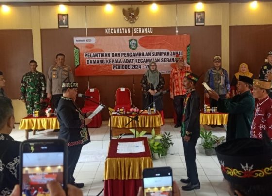 Bupati Kotim Halikinnor saat melantik Daamang Adat Kecamatan Seranau, Jumat, 14 Juni 2024.
