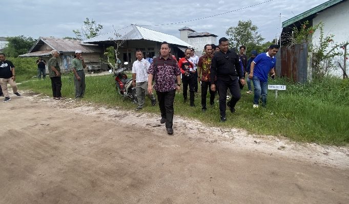 Bupati Kotim Halikinnor saat melihat kerusakan ruas Jalan DI Penjaitan Sampit, Jumat, 21 Juni 2024