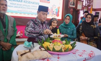 Bupati Kotim Halikinnor saat memotong tumpeng saat peringatan hari lanjut usia di rumah jabatan bupati, Sabtu, 22 Juni 2024