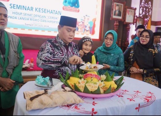 Bupati Kotim Halikinnor saat memotong tumpeng saat peringatan hari lanjut usia di rumah jabatan bupati, Sabtu, 22 Juni 2024