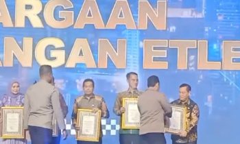 Bupati Kotim Halikinnor saat menerima penghargaan ETLE dari Polri, Rabu, 12 Juni 2024