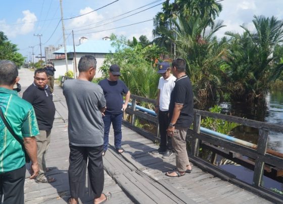 Bupati Kotim Halikinnor saat mengecek jembatan di Samuda Kota, Sabtu, 22 Juni 2024