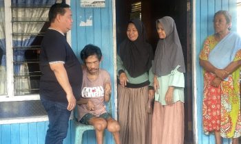 Bupati Kotim Halikinnor saat menyambangi warga yang sakit di Baamang Hilir, Jumat, 28 Juni 2024