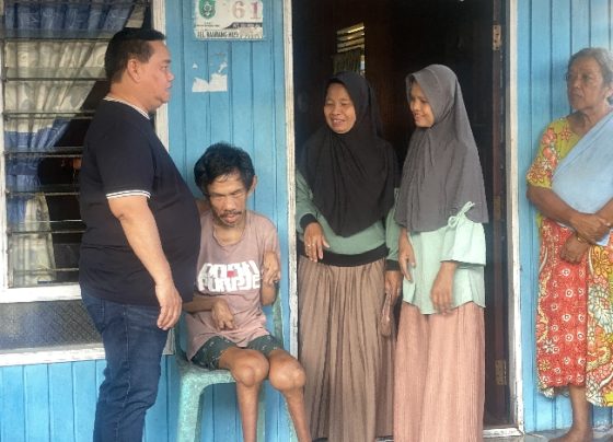 Bupati Kotim Halikinnor saat menyambangi warga yang sakit di Baamang Hilir, Jumat, 28 Juni 2024