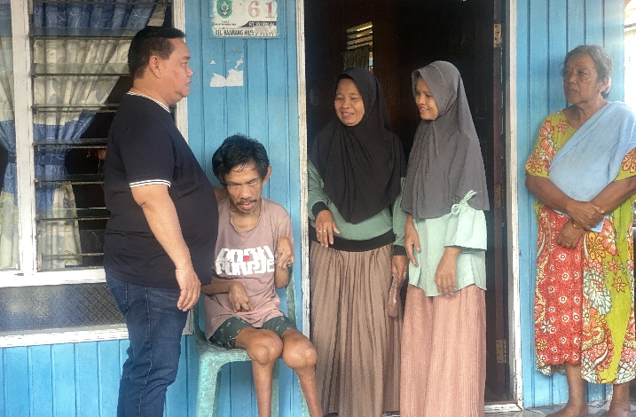 Halikinnor Serahkan Bantuan Kursi Roda untuk Warga Baamang