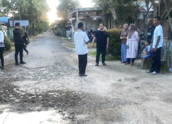 Bupati Kotim saat berbincang bincang dengan warga jalan Perkutut 5