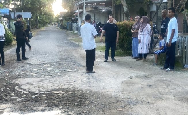 Bupati Kotim saat berbincang bincang dengan warga jalan Perkutut 5