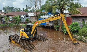Ekskavator amfibi mengeruk Sungai Mentawa, Selasa, 25 Juni 2024.