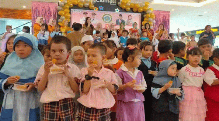 Gerakan makan ikan bersama bunda PAUD Kotawaringin Timur di Citimall Sampit, Selasa 11 Juni 2024.