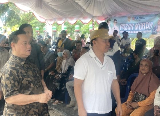 Gubernur Kalteng Sugianto Sabran didampingi Bupati Kotim saat menyapa warga, Jumat, 14 Juni 2024.