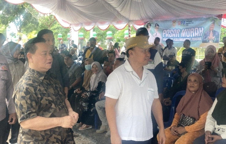 Gubernur Buka Pasar Murah dan Serahkan Bantuan Hewan Kurban di Kotim