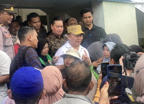 Gubernur Kalteng didampingi Bupati Kotim Halikinnor saat berfoto bersama dengan pada pegawai kebersihan di Kotim, Jumat, 14 Juni 2024