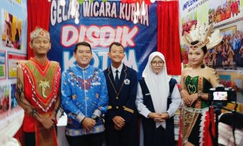 Kadisdik Kotim, M Irfansyah bersama dua siswa SMPN 1 Sampit, host podcast di stand Disdik Kotim pada pembukaan Sampit Expo, Sabtu, 8 Juni 2024