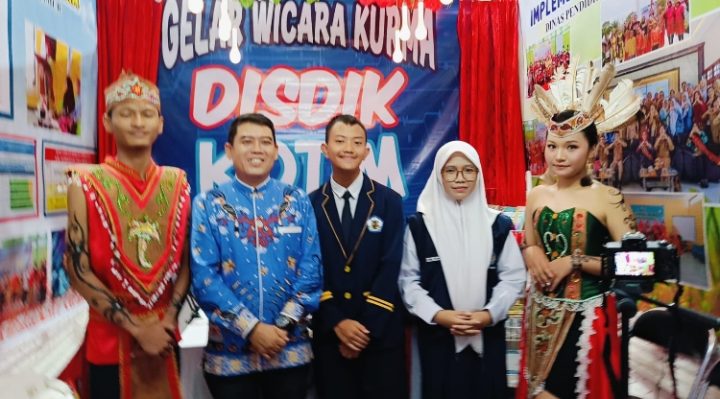 Kadisdik Kotim, M Irfansyah bersama dua siswa SMPN 1 Sampit, host podcast di stand Disdik Kotim pada pembukaan Sampit Expo, Sabtu, 8 Juni 2024