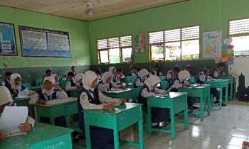 Kegiatan belajar siswa SMP di Kotim.