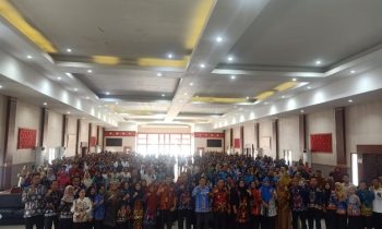 Kepala SD se Kotim berfoto bersama dengan Bupati Kotim, Wabup dan Kadisdik Kotim, Kamis, 27 Juni 2024