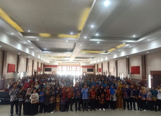 Kepala SD se Kotim berfoto bersama dengan Bupati Kotim, Wabup dan Kadisdik Kotim, Kamis, 27 Juni 2024