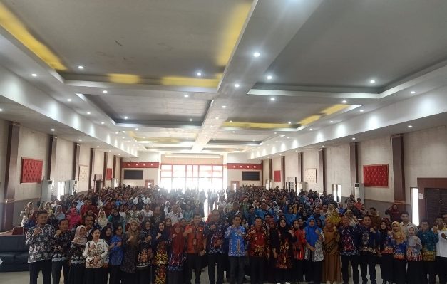 Kepala SD se Kotim berfoto bersama dengan Bupati Kotim, Wabup dan Kadisdik Kotim, Kamis, 27 Juni 2024