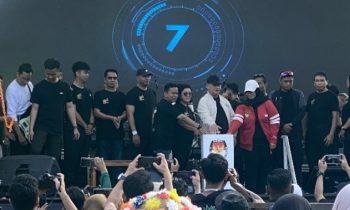 Ketua KPU Kotim M Rifki bersama dengan Ketua DPRD Kotim, Bupati Kotim dan Wakil Bupati saat melakukan peluncuran Pilkada, Minggu, 2 Juni 2024.