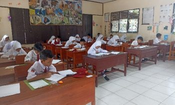 Murid sekolah dasar di Kotim sedang belajar di dalam kelas.